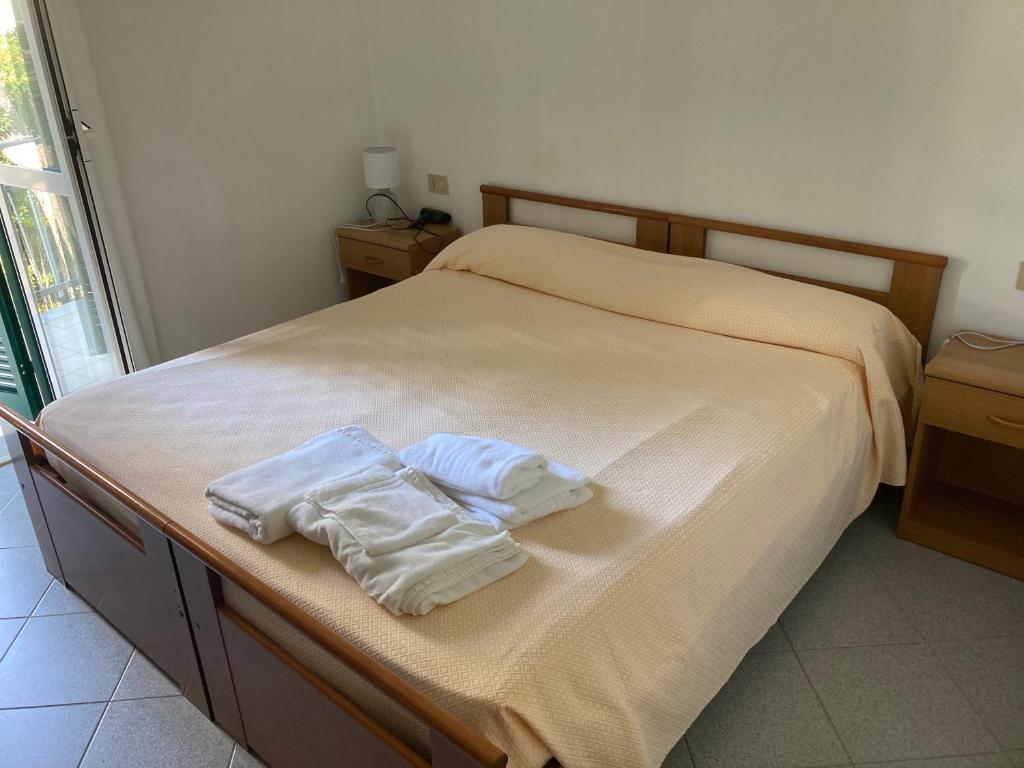 Postel nebo postele na pokoji v ubytování HOTEL ISA