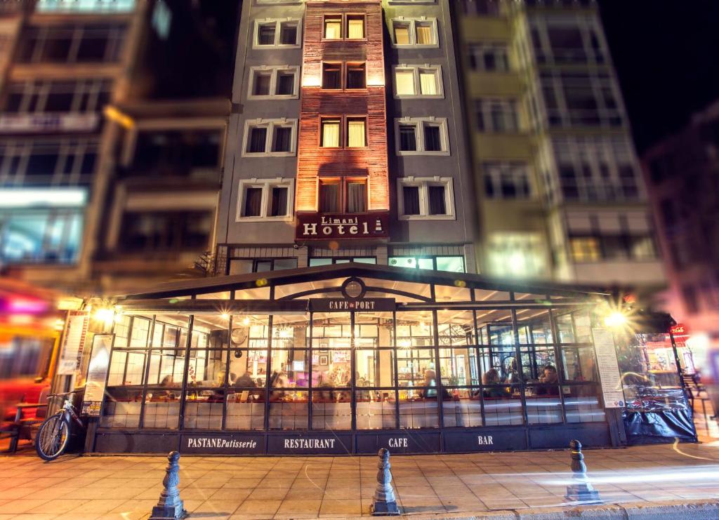 una tienda frente a un edificio en una ciudad por la noche en Hotel Limani, en Canakkale