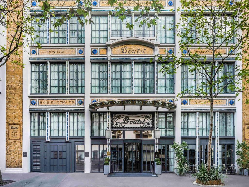 une façade d'un bâtiment avec un magasin dans l'établissement Boutet Bastille Hotel Paris - MGallery Collection, à Paris