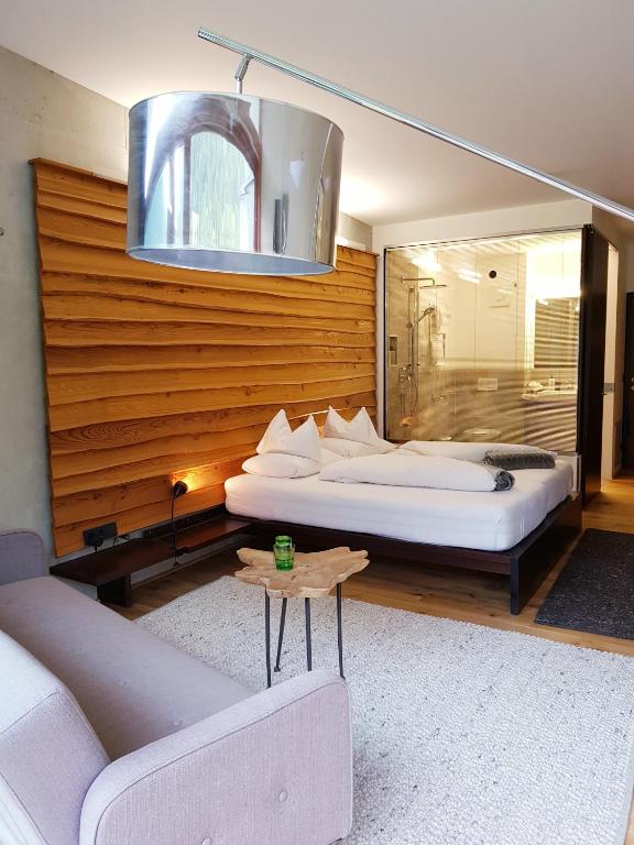 Postel nebo postele na pokoji v ubytování "Quality Hosts Arlberg" Hotel Lux Alpinae