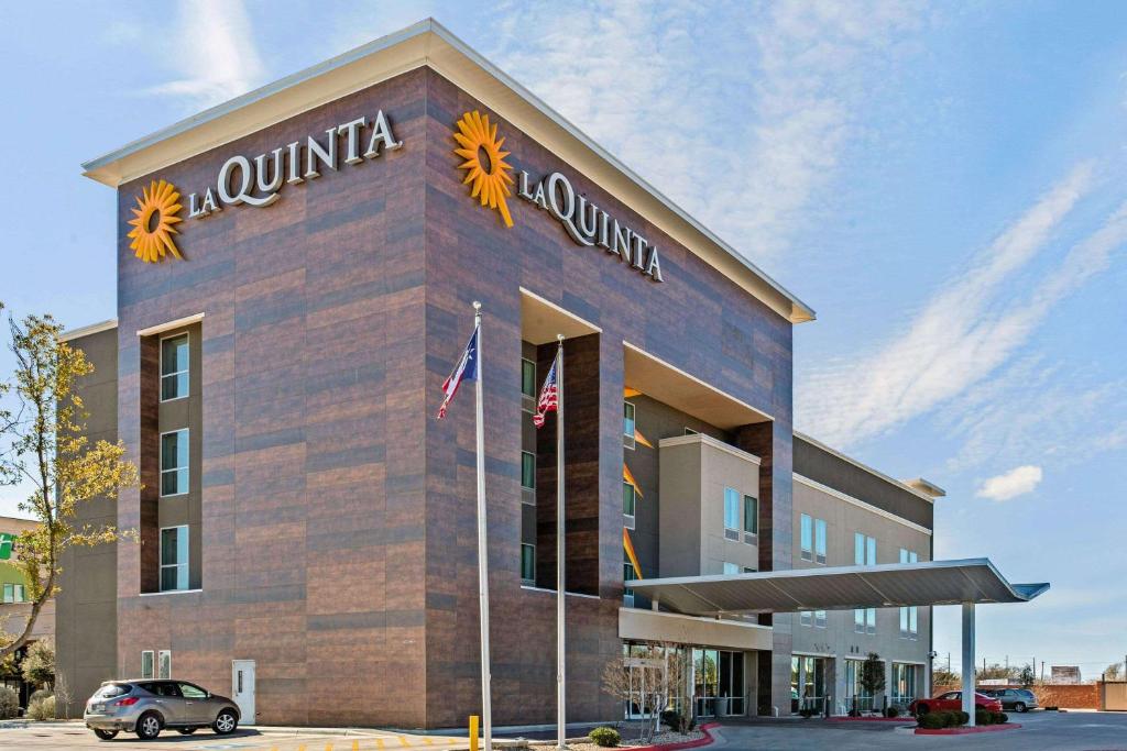 a building with the words quiklin on it at La Quinta by Wyndham Lubbock South in Lubbock