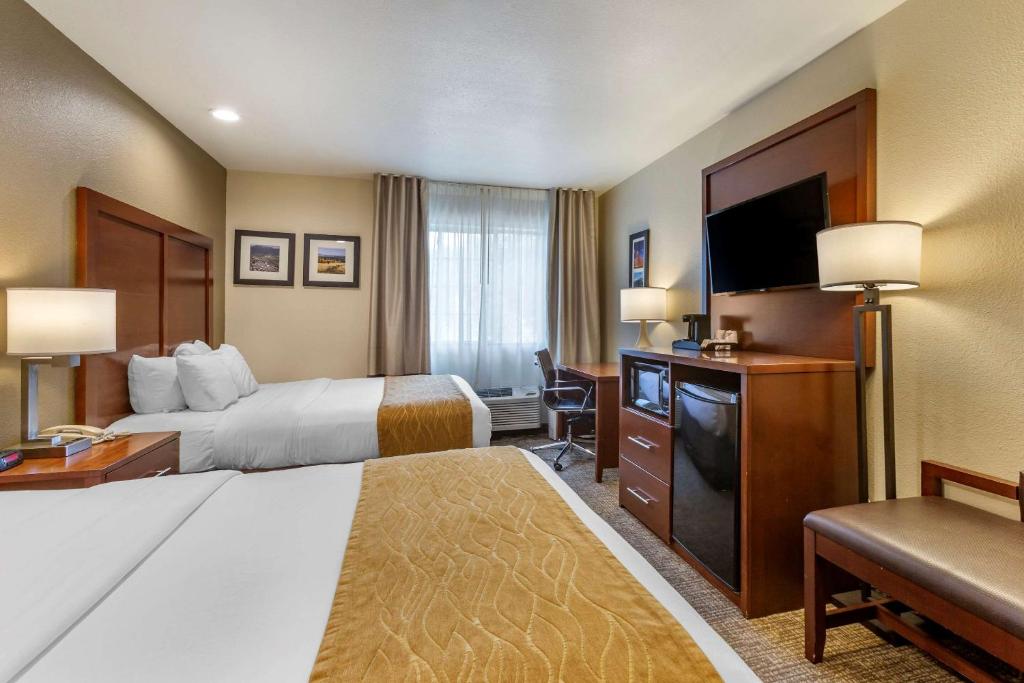 Postel nebo postele na pokoji v ubytování Comfort Inn I-17 & I-40