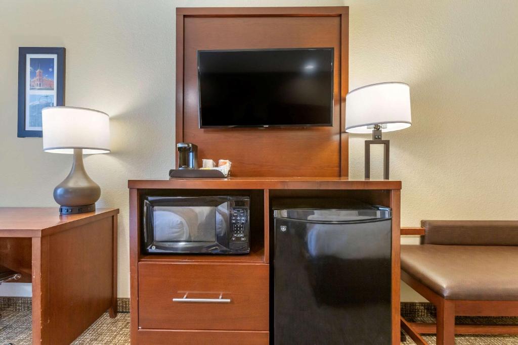 TV a/nebo společenská místnost v ubytování Comfort Inn I-17 & I-40