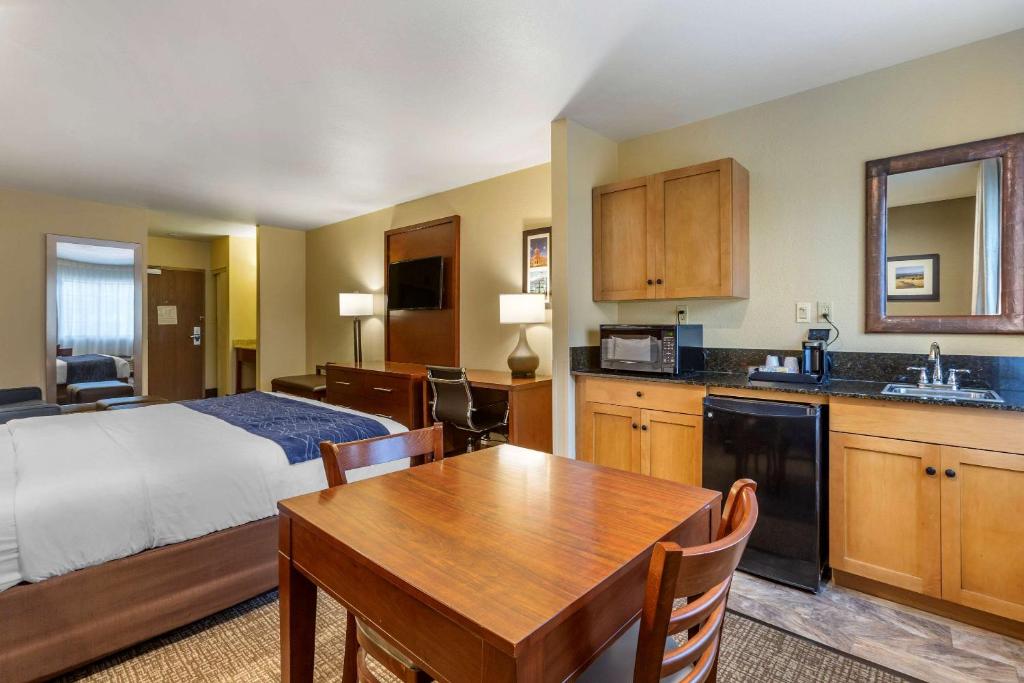 Kuchyň nebo kuchyňský kout v ubytování Comfort Inn I-17 & I-40