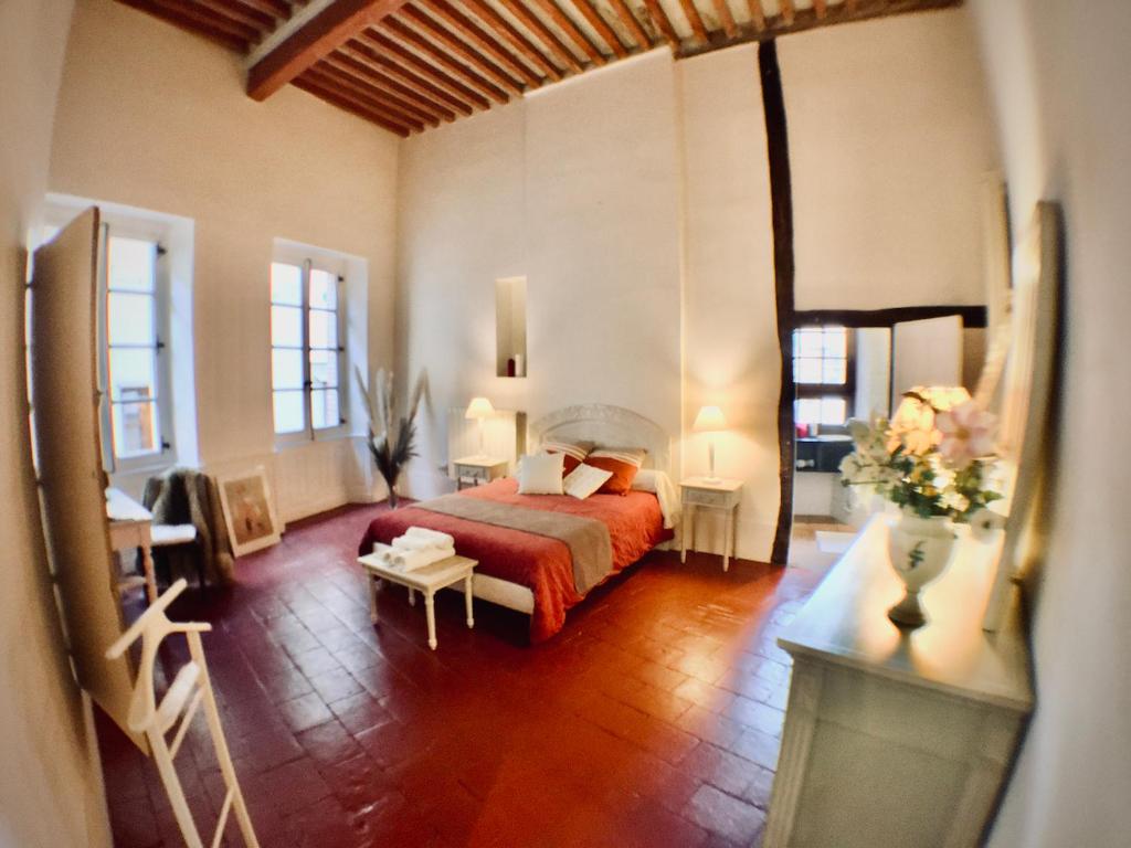 - une chambre avec un lit doté d'un couvre-lit rouge dans l'établissement Bauhaus Saint-Pierre, à Gaillac