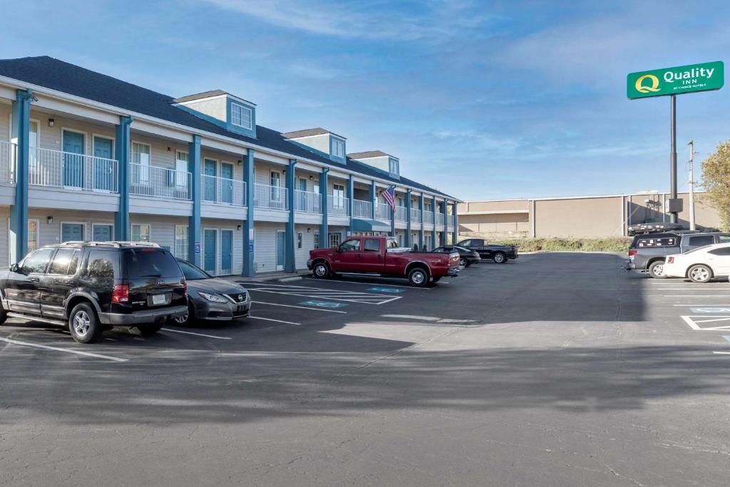 um parque de estacionamento em frente a um hotel em Quality Inn Seneca US-123 em Seneca