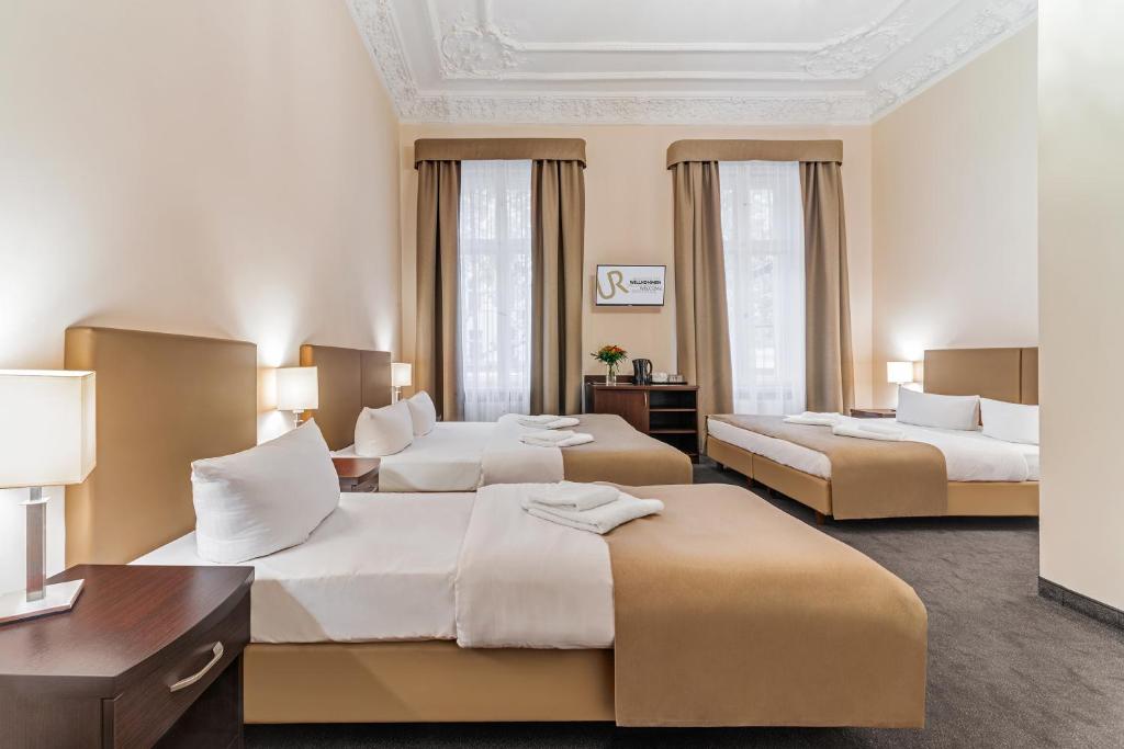Postel nebo postele na pokoji v ubytování Upper Room Hotel Kurfürstendamm
