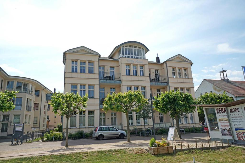 een gebouw waar een auto voor geparkeerd staat bij Villa Anna Meerblick erste Reihe in Ahlbeck