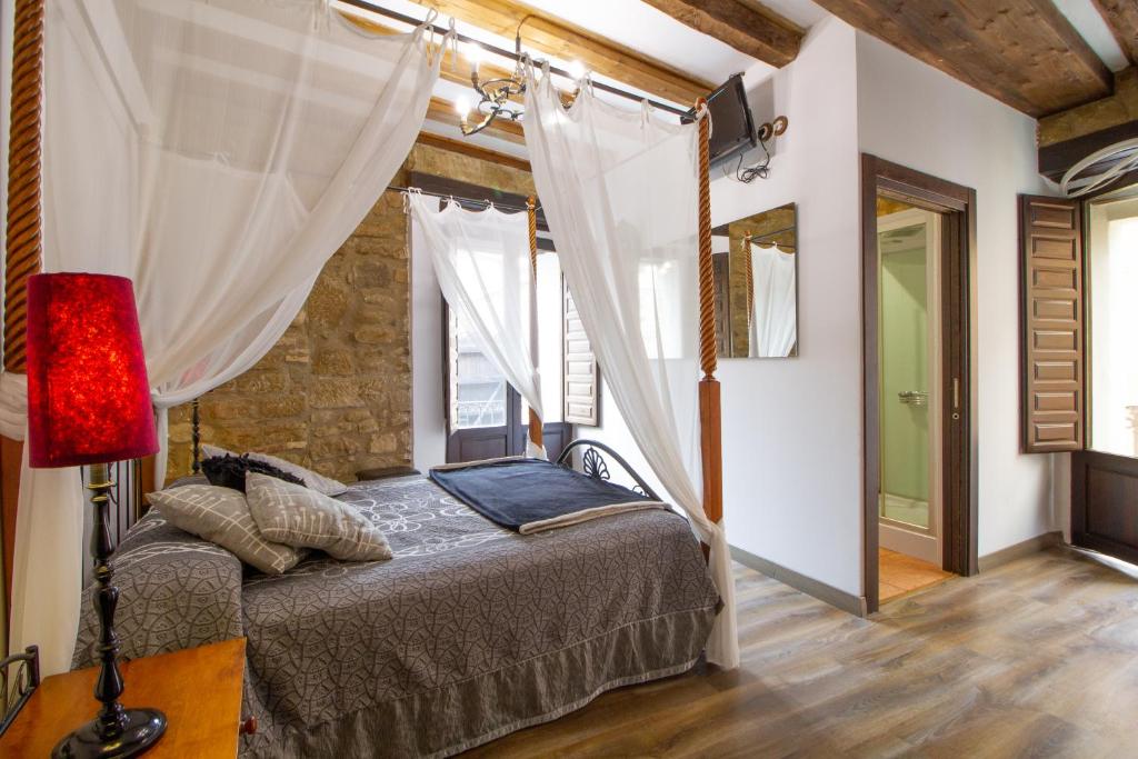 Кровать или кровати в номере Hostal Rural La Pata de Oca y albergue solo por peregrinos