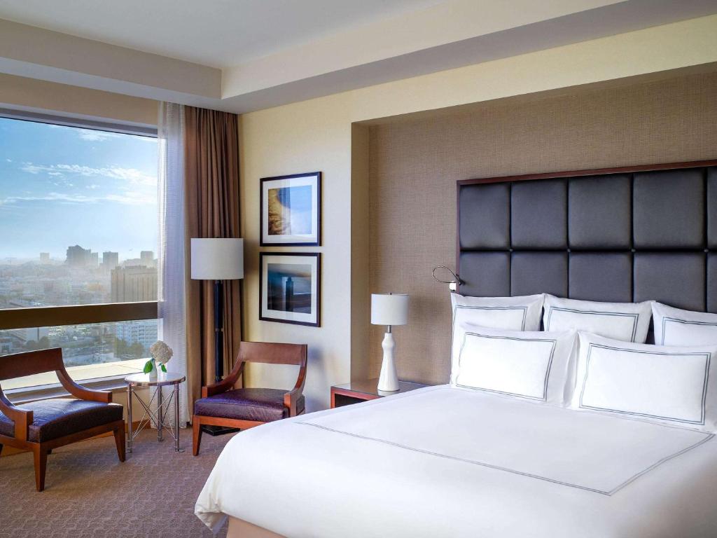Postel nebo postele na pokoji v ubytování Swissôtel Al Ghurair Dubai - Deira & Creek