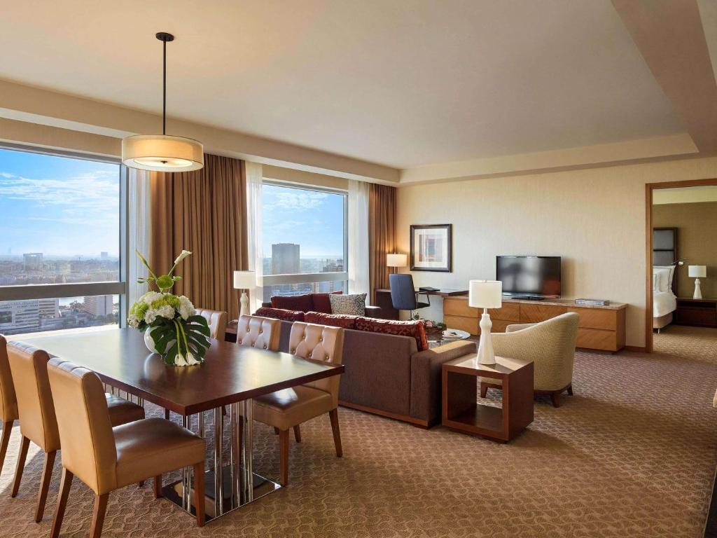 TV a/nebo společenská místnost v ubytování Swissôtel Al Ghurair Dubai - Deira & Creek