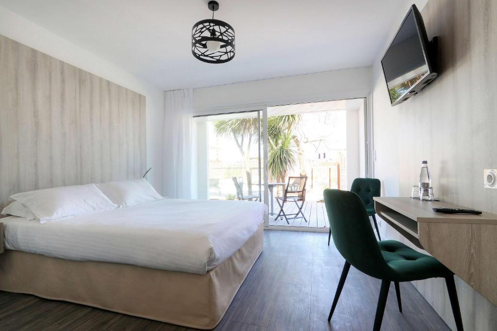 Postel nebo postele na pokoji v ubytování Best Western Hôtel Le Bellevue Quiberon