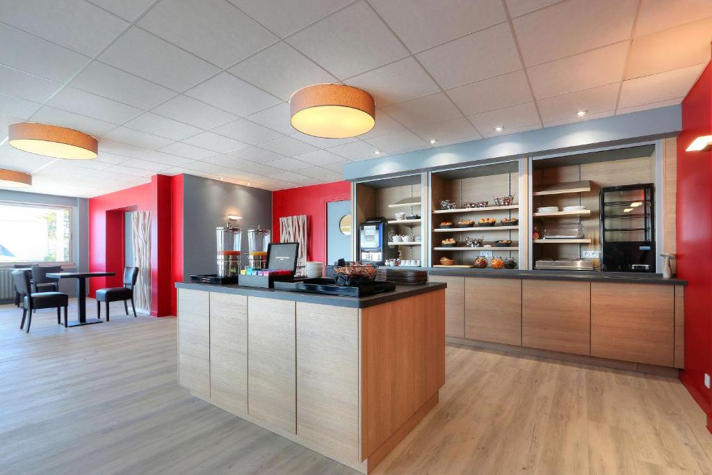 Kuchyň nebo kuchyňský kout v ubytování Best Western Hôtel Le Bellevue Quiberon
