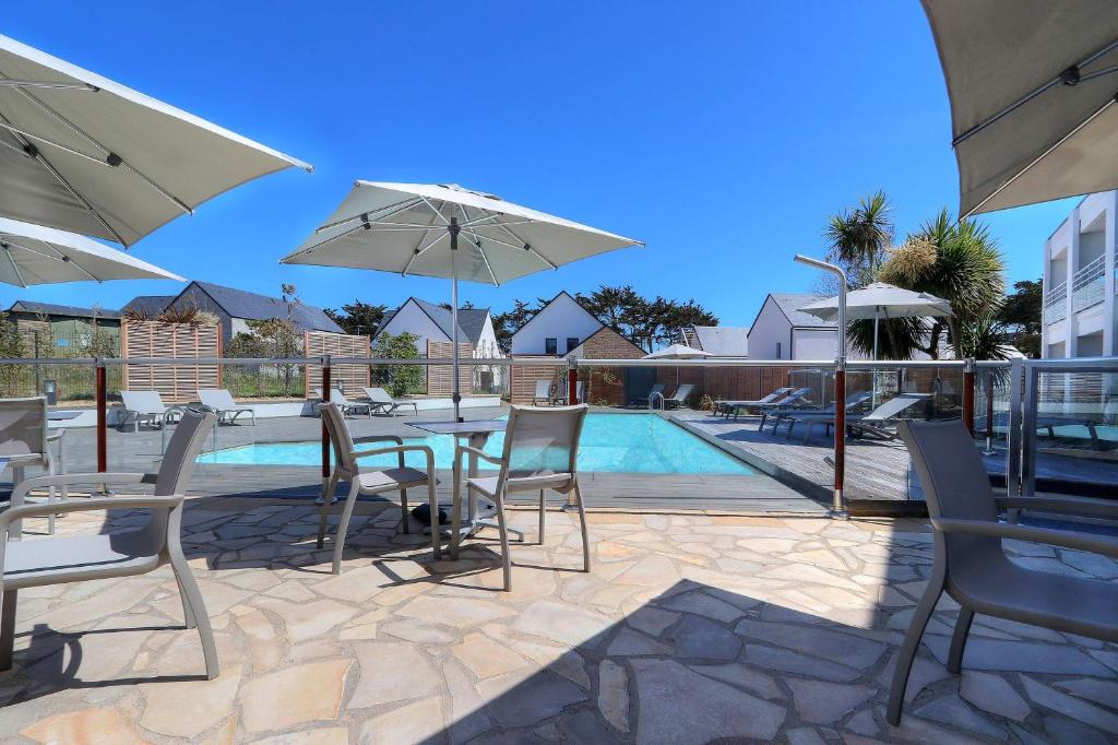 Bazén v ubytování Best Western Hôtel Le Bellevue Quiberon nebo v jeho okolí
