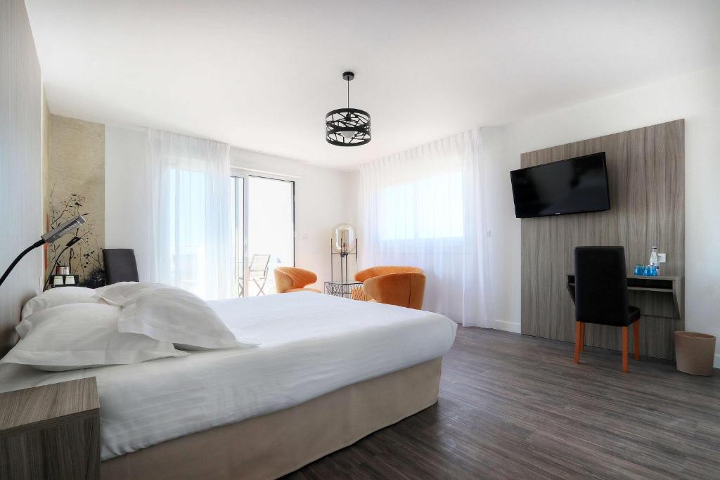 Postel nebo postele na pokoji v ubytování Best Western Hôtel Le Bellevue Quiberon