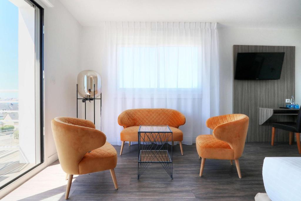 TV a/nebo společenská místnost v ubytování Best Western Hôtel Le Bellevue Quiberon