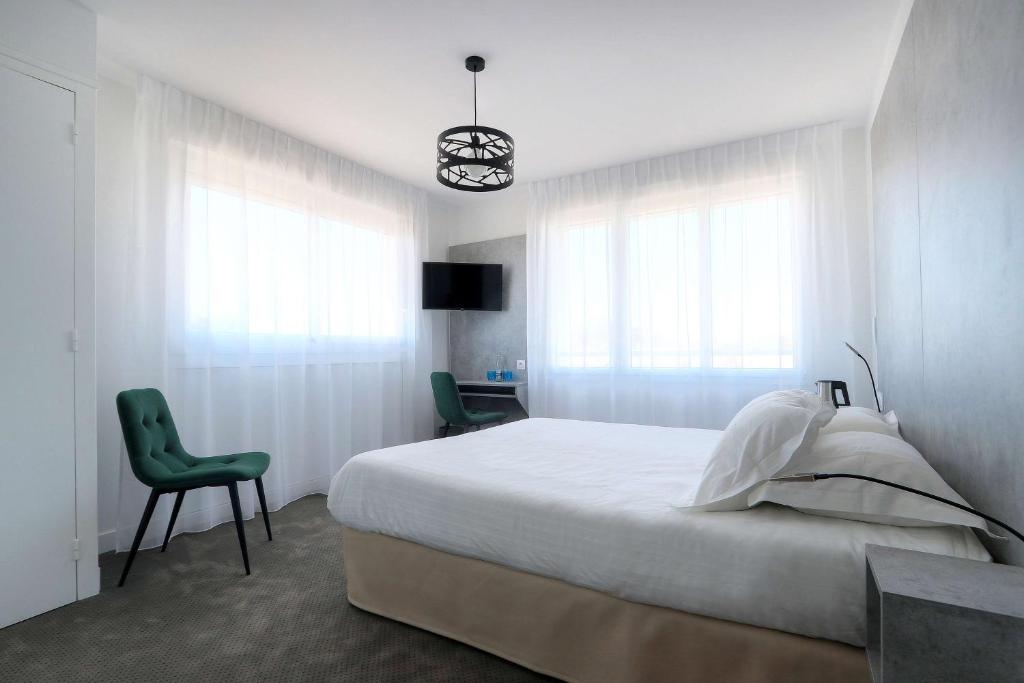 Postel nebo postele na pokoji v ubytování Best Western Hôtel Le Bellevue Quiberon