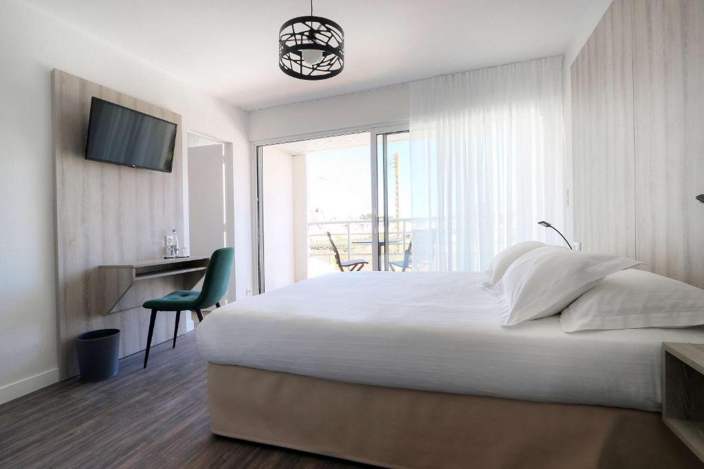 Postel nebo postele na pokoji v ubytování Best Western Hôtel Le Bellevue Quiberon