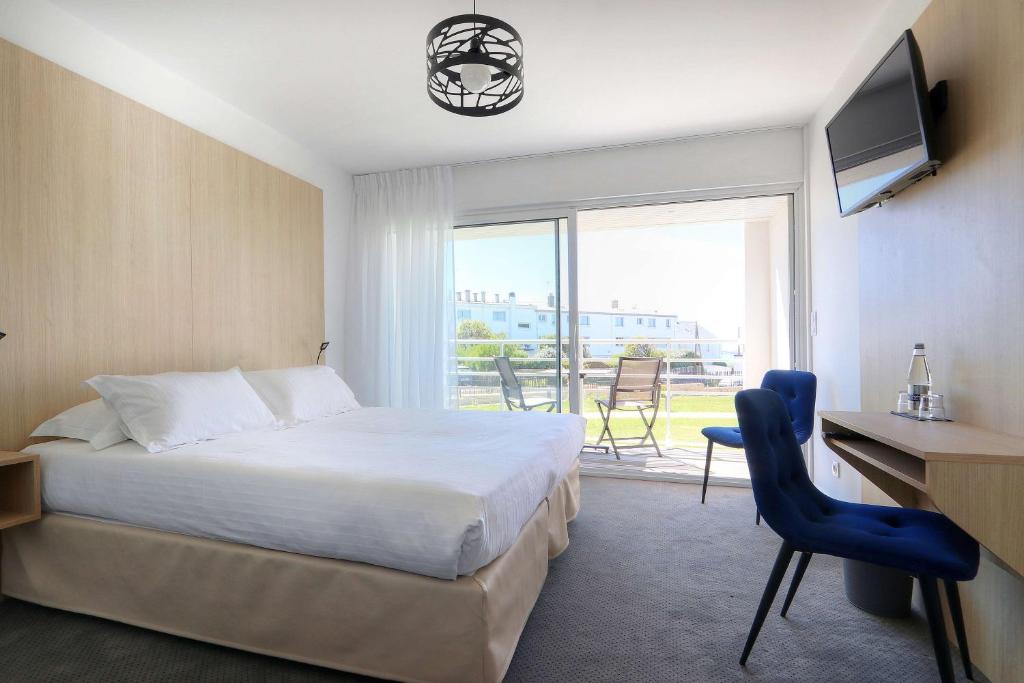 Postel nebo postele na pokoji v ubytování Best Western Hôtel Le Bellevue Quiberon