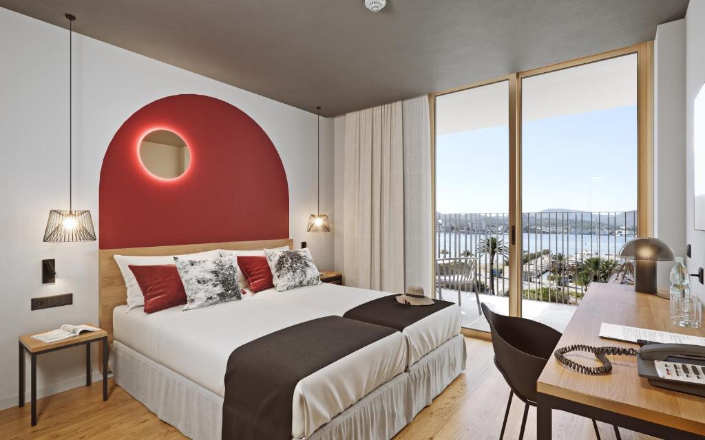 Hotel Vibra District - Adults Only في سان أنطونيو: غرفة في الفندق بها سرير ومكتب ونوافذ