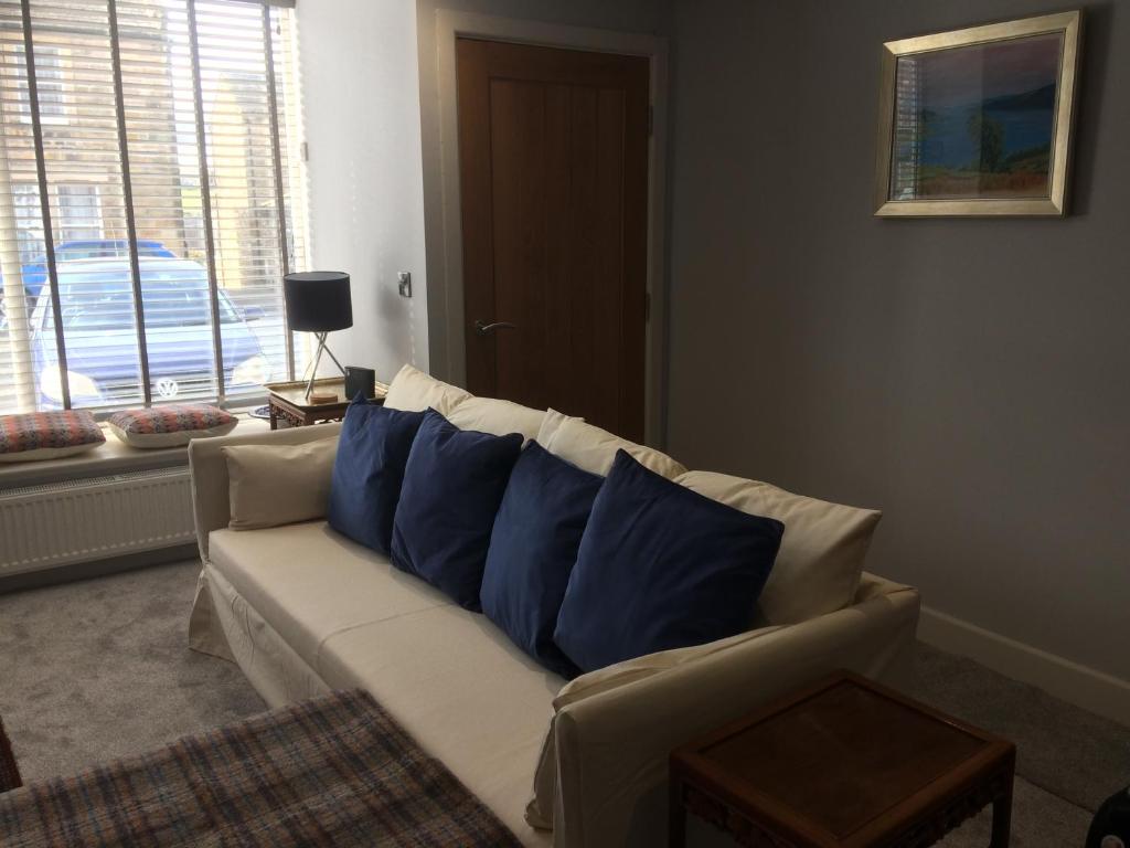 40 Newgate Barnard Castle -Central Location - Court Yard - Dog Friendly - Sleeps 7 - Wood Burner - Complimentary Logs & Wine - Smart TV tesisinde bir oturma alanı