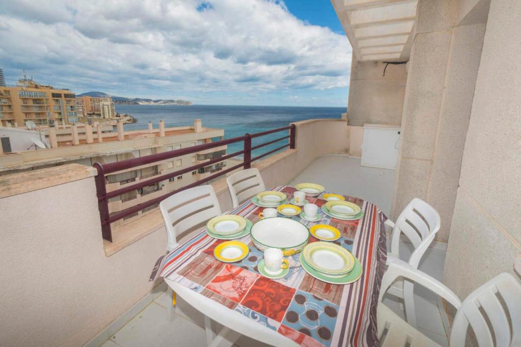 un tavolo su un balcone con vista sull'oceano di Topacio i 211a a Calpe