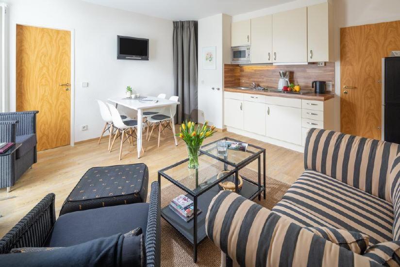 Sala de estar con 2 sofás y mesa en Ferienwohnung Kogge 4 en Norderney