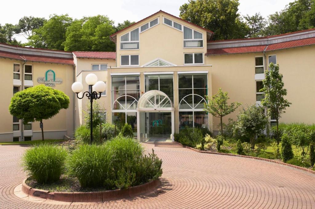 a building with a courtyard in front of it at Flörsheimer Hof in Flörsheim am Main