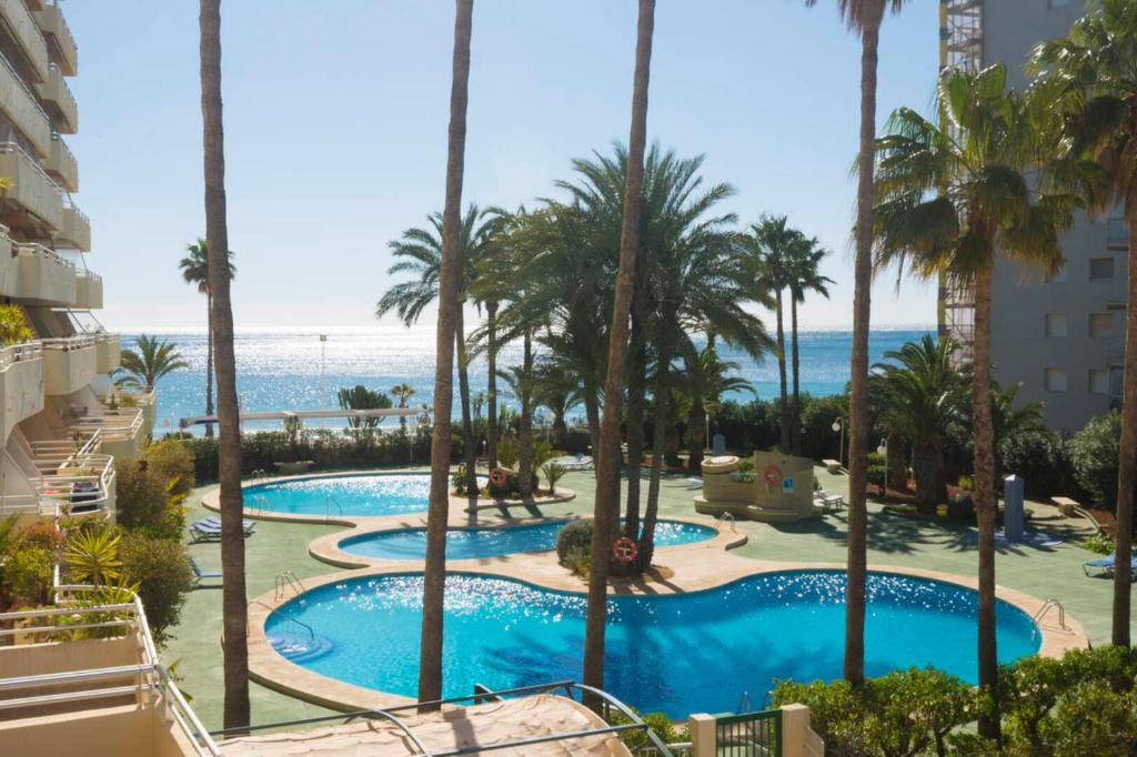 balcone con vista sulla piscina. di Turmalina 42b a Calpe