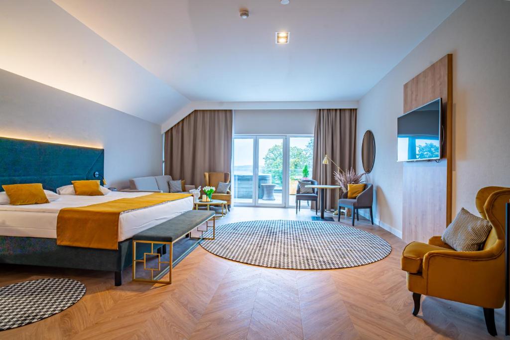 Säng eller sängar i ett rum på Mazurski Raj - Hotel, Marina & Spa