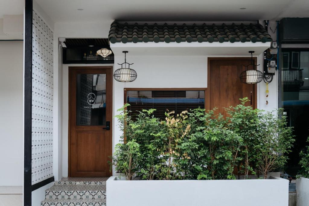 una porta d'ingresso di una casa con piante di WanderWonder a Bangkok