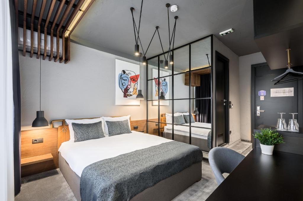 Una cama o camas en una habitación de 7 Rooms Suites