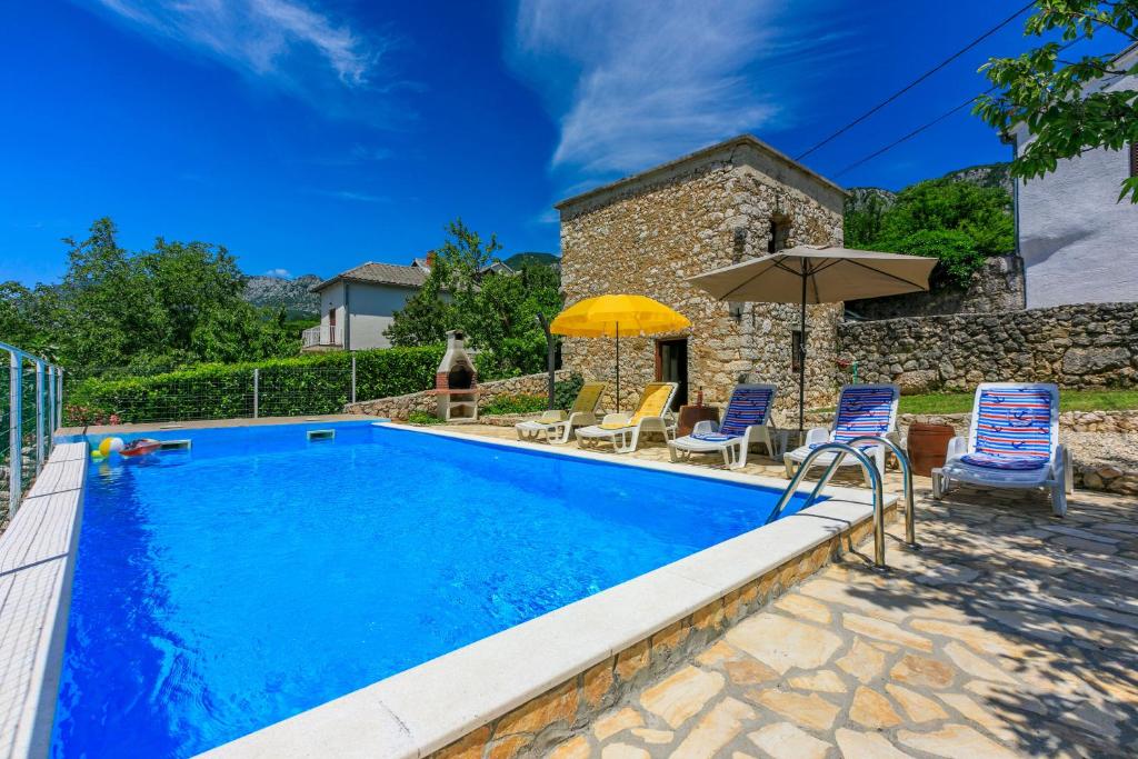 Bazén v ubytování House Katica nebo v jeho okolí