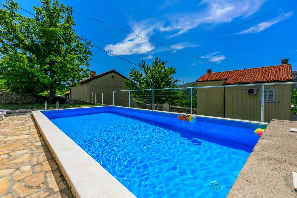Bazén v ubytování House Katica nebo v jeho okolí