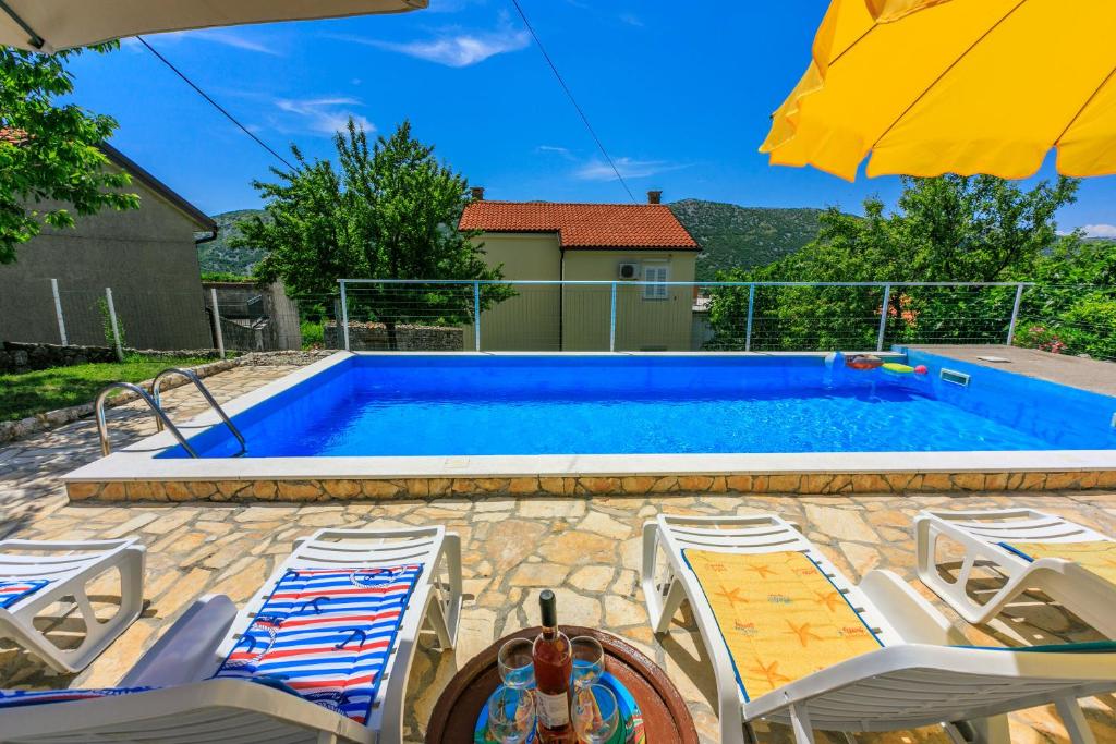 Bazén v ubytování House Katica nebo v jeho okolí