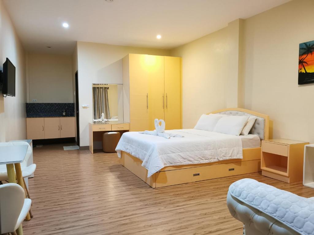 ein Hotelzimmer mit einem Bett und einem Stuhl in der Unterkunft Acrige Apartelle 2-4 pax Queen @ heart of Bogo City in Banban