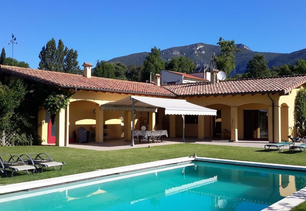 una villa con piscina e una casa di Idyllic guest wing of villa a Sales del Llierca