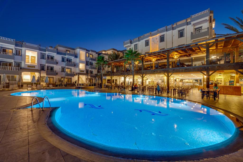 a large swimming pool in a resort at night at Smart Holiday Bodrum in Gümbet
