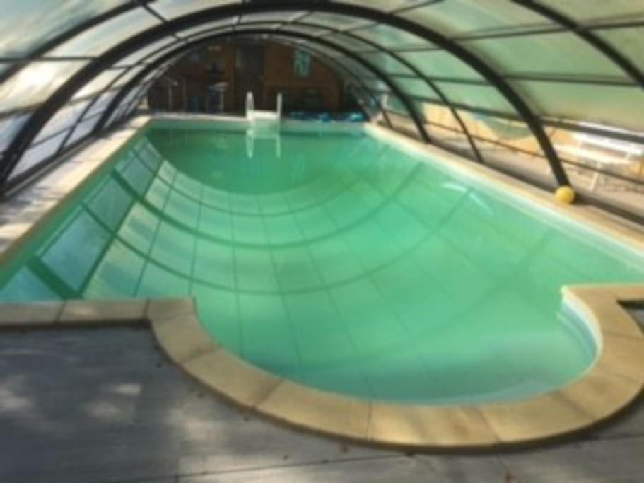 an empty swimming pool in a building at Bas de villa, 2 terrasses, piscine, SPA, sauna... in Neffes