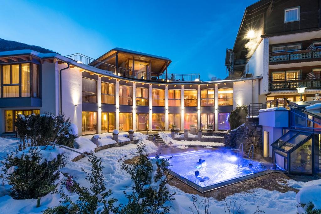 Bazén v ubytování Naturhotel Ortners Eschenhof nebo v jeho okolí