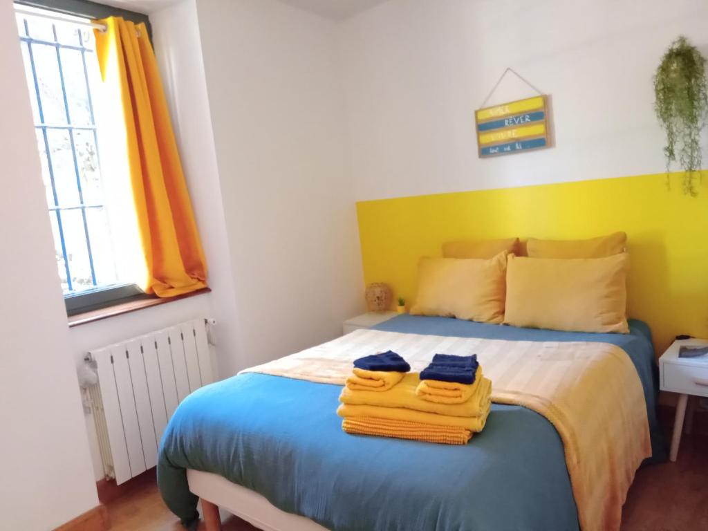 Postel nebo postele na pokoji v ubytování 2 pièces "Le Brin de soleil" Gites appart 'hôtel L'ECHAPPEE BELLE D'AUBENAS Logement 1 sur 3