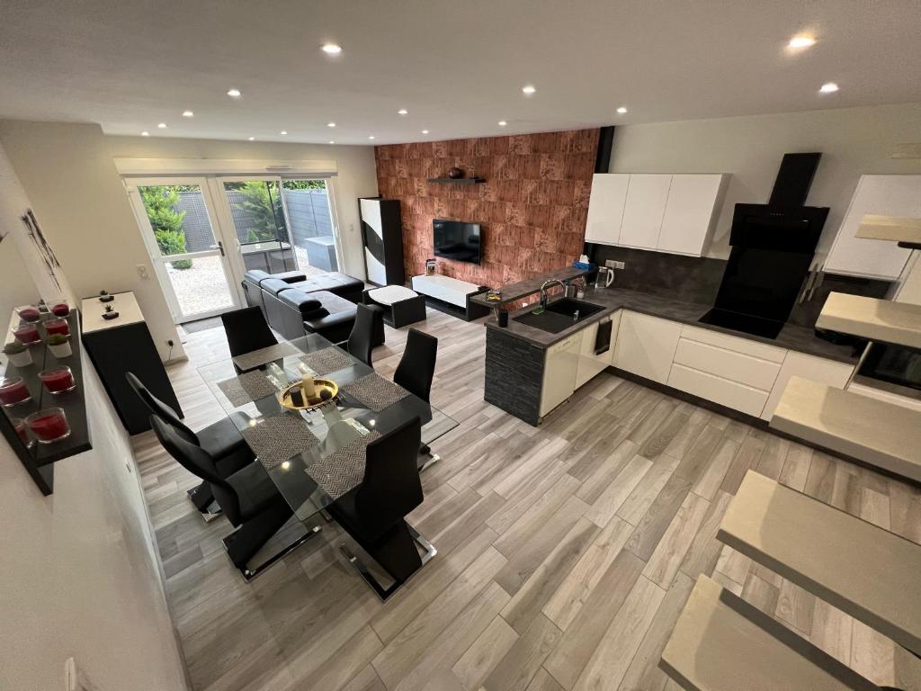 a kitchen and living room with a table and chairs at Beau duplex 90m2 au calme in Buchères
