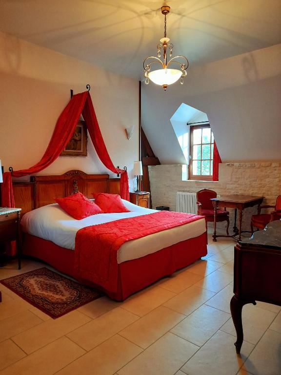 Postel nebo postele na pokoji v ubytování Hôtel Le Manoir De Mathan Crépon à la campagne 5 mn d'Arromanches et 10 mn de Bayeux