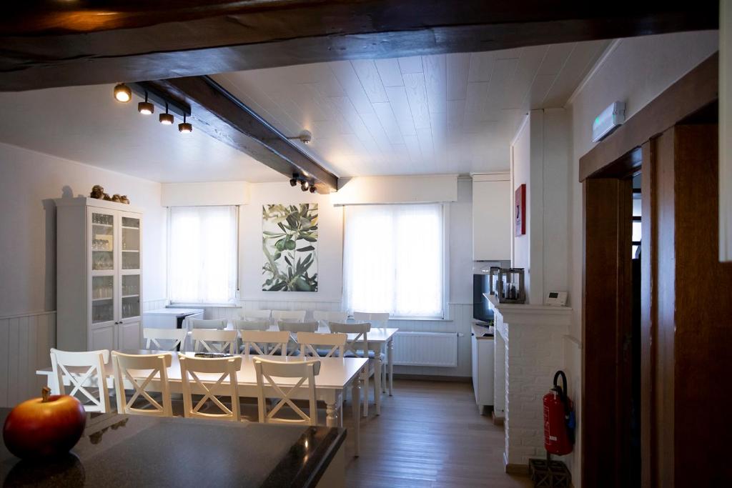 una cucina e una sala da pranzo con tavolo e sedie di Enjoytoday 49 - Luxueus familieverblijf aan de voet van de Koppenberg a Oudenaarde