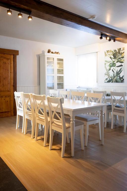 Restaurace v ubytování Enjoytoday 49 - Luxueus familieverblijf aan de voet van de Koppenberg