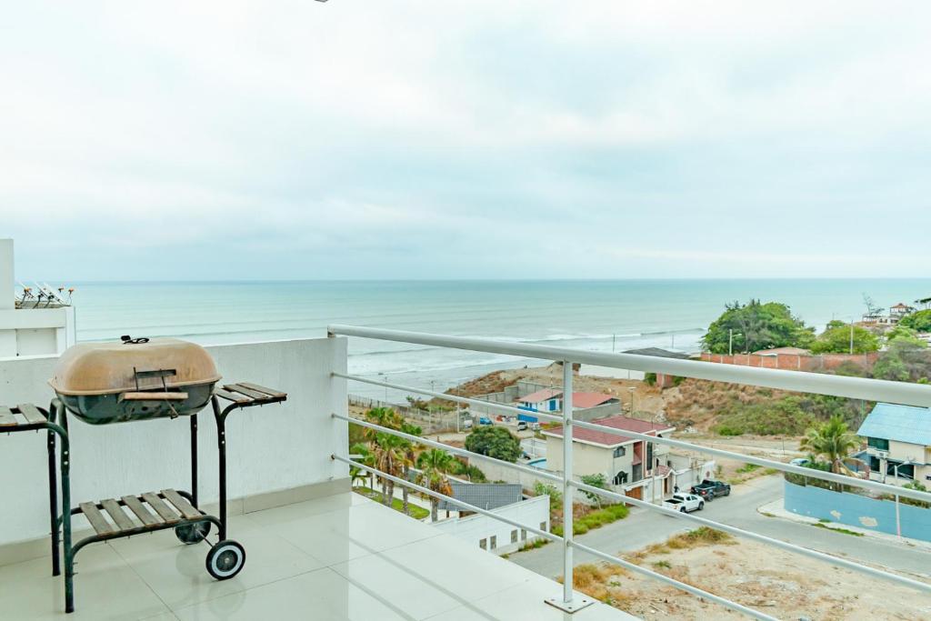 balcón con parrilla y vistas al océano en A7 ACQUALINA OCEAN VIEW&POOL 2 Dormitorios 1 bano Capacidad 7 personas Barrio Umina, en Manta