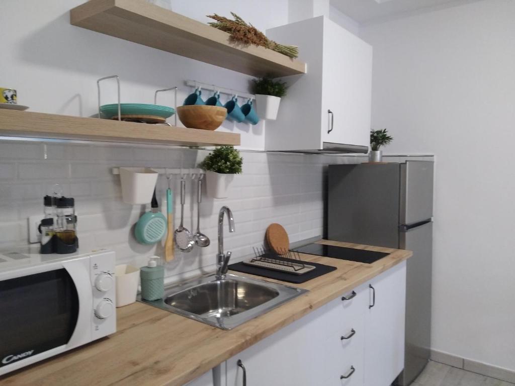 a kitchen with a sink and a microwave at Apartamento Ajuy in Ajuy