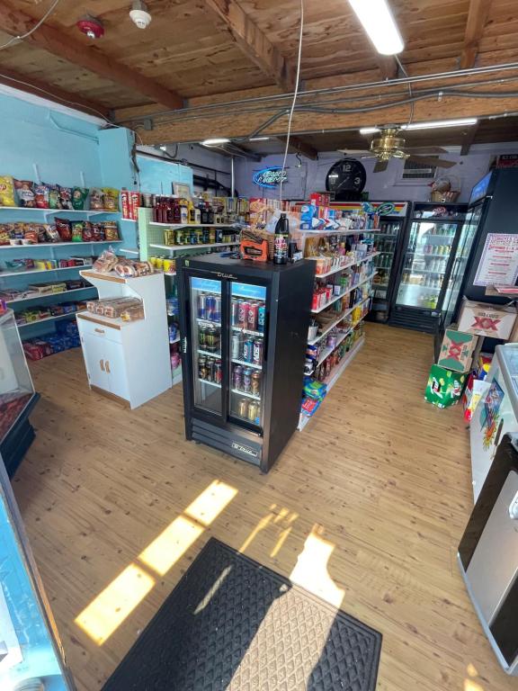 Supermarket nebo jiné obchody v  motelu nebo okolí