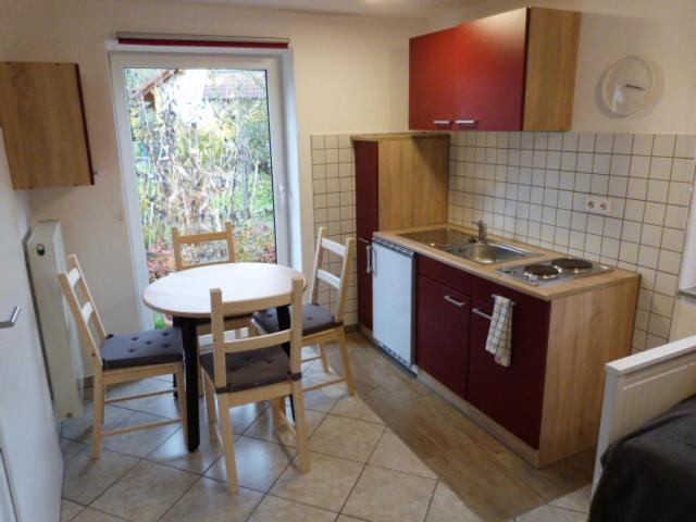 uma cozinha com uma mesa e uma mesa e cadeiras em ATELIER IM STADTGARTEN 2 direkt in Rottweil em Rottweil