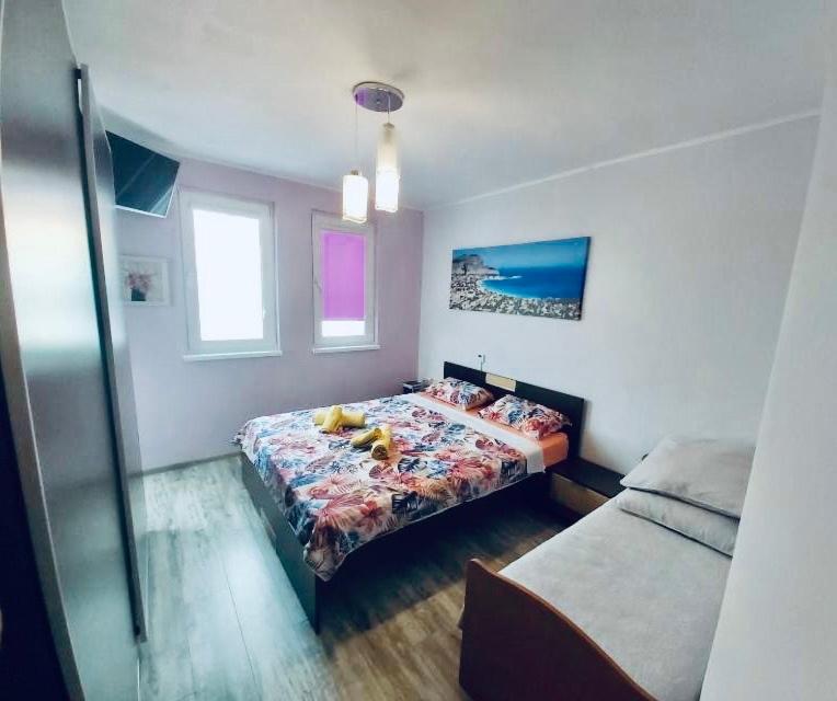 Säng eller sängar i ett rum på Colorful 1-BDR Apartment - Top center of Burgas